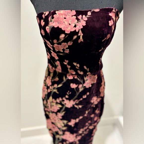Lulu’s deep plum with pink flowers velvet strapless midi dress - Picture 9 of 12